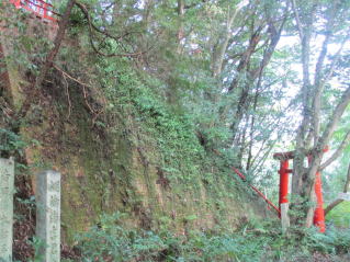 赤レンガの擁壁と三の鳥居