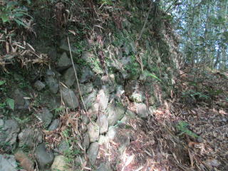 古い感じの石積み